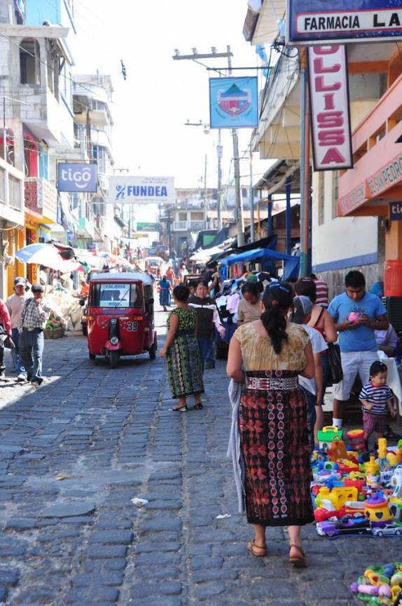 Rua movimentada do centro de San Pedro la Laguna, no lago Atitlán, na Guatemala